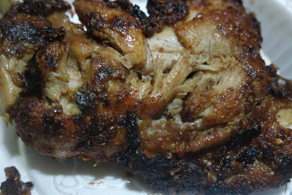 Close up de pedaços de frango assado em um prato branco servido para refeição — Fotografia de Stock