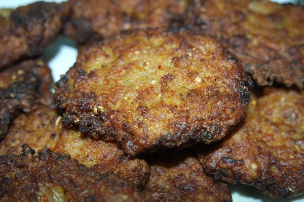 Heerlijke pittige gebakken ronde kebab geserveerd in witte keramische plaat — Stockfoto