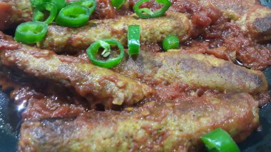 Lezzetli baharatlı ev yeşil biber ile kızarmış kebap yaptı