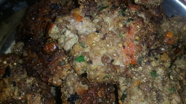 화이트 세라믹 플레이트에 담긴 맛있는 매운 튀김 라운드 케밥 — 스톡 사진