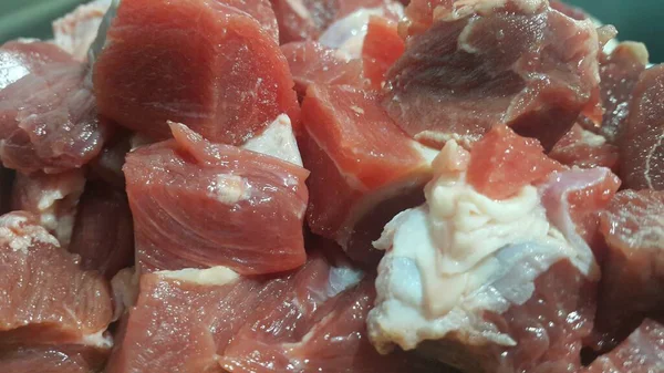 Carne vermelha pequenos bifes com gordura de carne esbranquiçada . — Fotografia de Stock