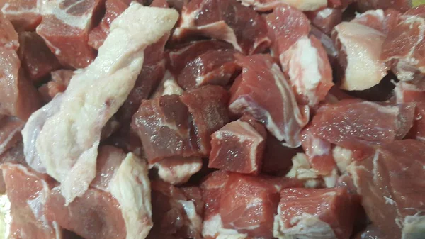 Carne vermelha pequenos bifes com gordura de carne esbranquiçada . — Fotografia de Stock