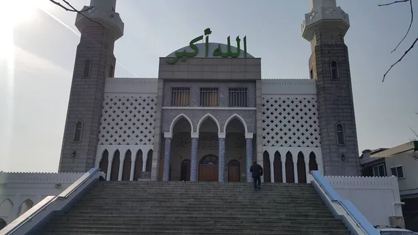 Центральная мечеть Сеула, первая и самая большая исламская мечеть в Южной Корее, расположенная в районе Итхэвон Донг — стоковое фото