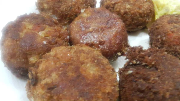 Finom fűszeres sült kerek kebab fehér kerámia tányérban tálalva — Stock Fotó