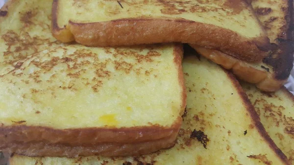 Closeup view of freshly prepared half fried slices of toast bread — Stock Photo, Image