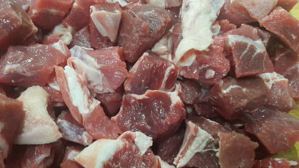 Carne rossa piccole bistecche con grasso di carne biancastro . — Foto Stock
