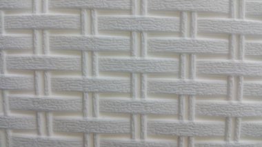 Renkli plastik dokuma şeritler gri görünümü.