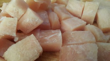 Et yağı ile taze ince doğranmış tavuk eti biftekler.