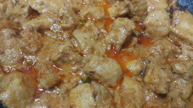 Üzerinde baharat ile haşlanmış tavuk eti küpleri yakından görünümü