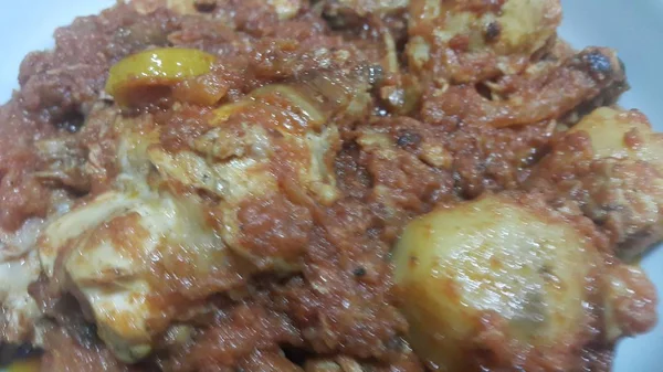 Een close-up van gestoofd kippenvlees met specerijen erop — Stockfoto