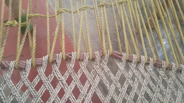 シャルパイと呼ばれる伝統的なベッドを作るための乾燥ジュート糸やロープが織り込まれています — ストック写真