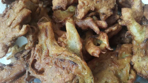Το τραγανό καλαμπόκι, το pakora/pakora ή τα μπιφτέκια είναι δημοφιλή Ινδικό ή πακιστανικό σνακ φαγητού του δρόμου — Φωτογραφία Αρχείου
