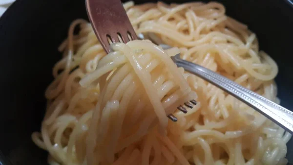 Vista de perto de macarrão rodopiando ou macarrão espaguete em uma tigela — Fotografia de Stock