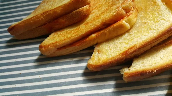 Vista de cerca de rebanadas de pan tostado recién preparadas y medio fritas — Foto de Stock