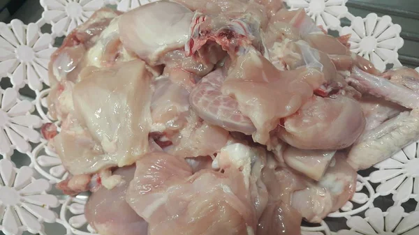 Κλείστε θέα από το ακατέργαστο κρέας κοτόπουλου στο παντοπωλείο — Φωτογραφία Αρχείου