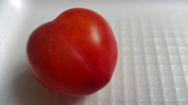 Beyaz gri arka planda kırmızı erik çekim görünümü