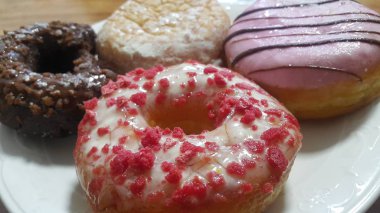 Beyaz arka planda izole renkli Donuts bir dizi çekim görünümü.