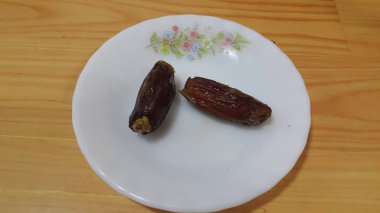 Seramik küçük beyaz tabakservis taze kurutulmuş hurma yakından görünümü