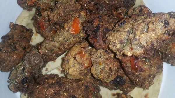 화이트 세라믹 플레이트에 담긴 맛있는 매운 튀김 라운드 케밥 — 스톡 사진
