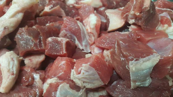 Carne roja filetes pequeños con grasa de carne blanquecina . —  Fotos de Stock