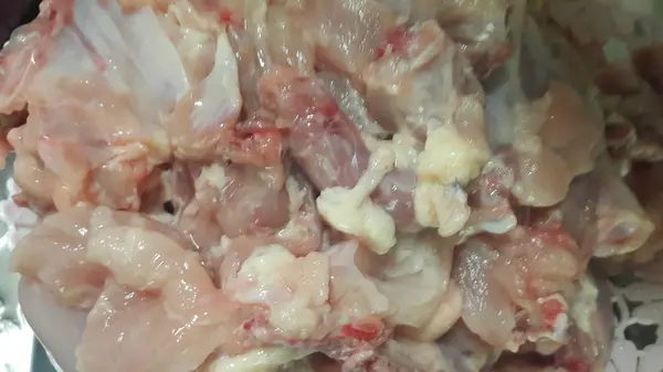 Vue rapprochée de la viande de poulet crue dans l'épicerie — Photo