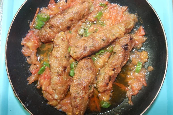 Delicious rumah pedas dibuat kebab goreng dengan lada hijau — Stok Foto