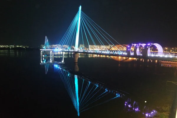 傍晚时分，大海上一座美丽的桥的夜景. — 图库照片