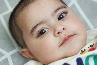 Gülümseyen yüzlü bir kızın portresi