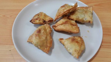 Lezzetli ev closeup beyaz arka planda Samosa veya hamur işleri gıda yaptı
