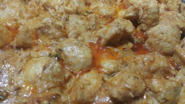 Üzerinde baharat ile haşlanmış tavuk eti küpleri yakından görünümü