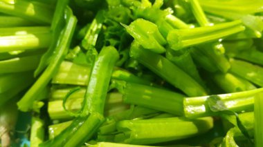 Ispanak veya paalak saag gür yeşil yaprakları temel görünümünü kadar kapatın 