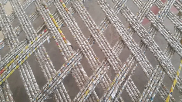 干黄麻线或绳子交织在一起,使传统的床称为夏佩 — 图库照片