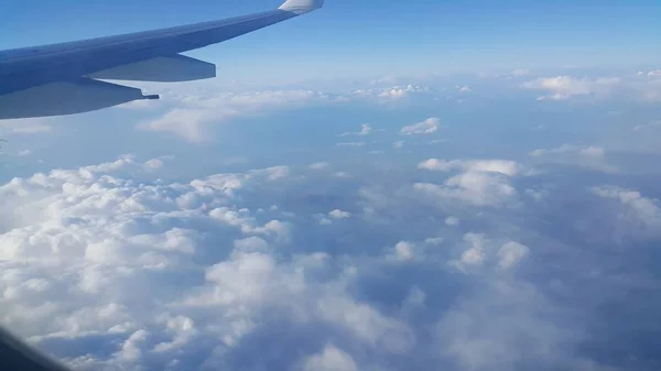 Vista aerea dalla finestra aereo di belle nuvole e cielo blu — Foto Stock