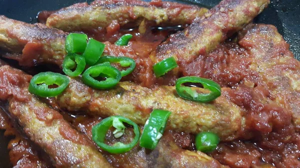Νόστιμο πικάντικο σπιτικό τηγανητό κεμπάπ με πράσινο πιπέρι — Φωτογραφία Αρχείου