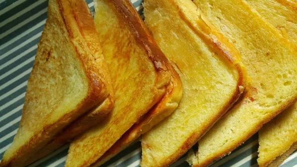 Nahaufnahme von frisch zubereiteten halb gebratenen Toastbrotscheiben — Stockfoto