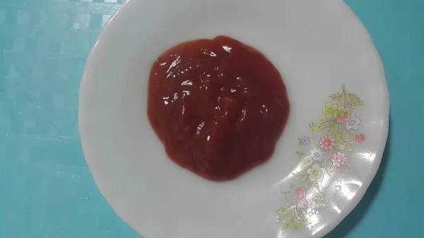 Vista superior do ketchup de tomate vermelho em uma pequena placa branca — Fotografia de Stock