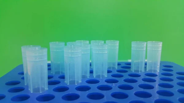 Vue rapprochée des embouts micro-litres bleus dans une boîte à micro-embouts avec trous vides . — Photo