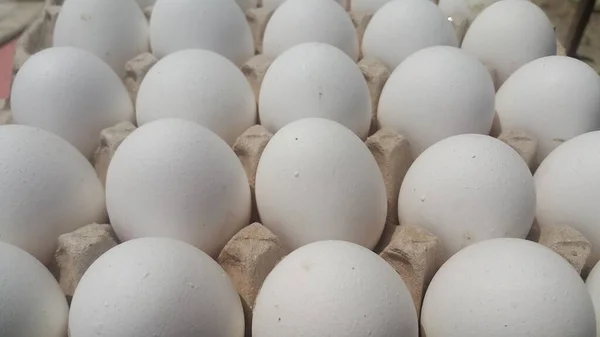 Свежие куриные белые яйца в коробке для яиц на рынке Стоковая Картинка
