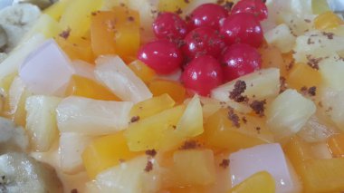 Yüzey katmanlı muz dilimleri ile krem lezzetli tatlı meyve önemsememek