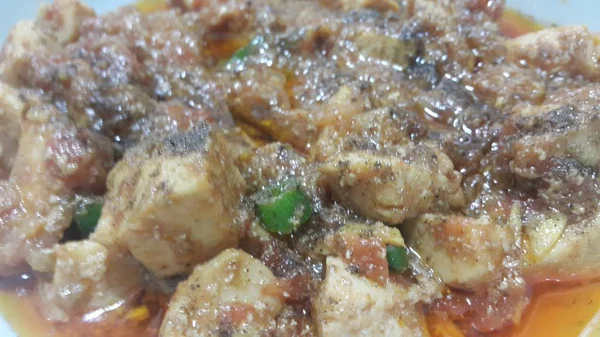 En närbild syn på stuvade kycklingkött kuber med kryddor på den — Stockfoto