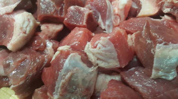 Carne vermelha pequenos bifes com gordura de carne esbranquiçada . — Fotografia de Stock