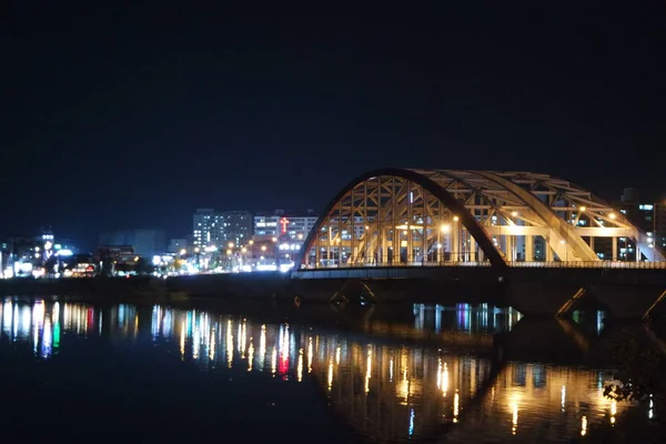 傍晚时分，大海上一座美丽的桥的夜景. — 图库照片