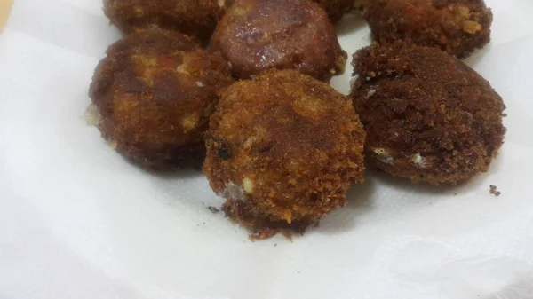 Delicioso kebab redondo frito picante servido en plato de cerámica blanca —  Fotos de Stock