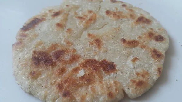 Vista de perto de pão caseiro tradicional chamado Jawar roti ou bhakri — Fotografia de Stock