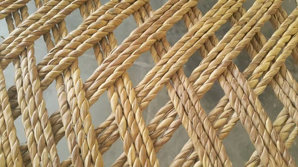 Сушёные джутовые нити или веревки, сплетённые для изготовления традиционной кровати под названием шарпай — стоковое фото
