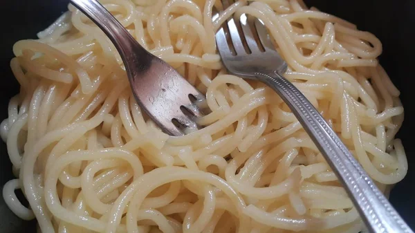 Крупним планом вид гойдалки локшини або пасти спагетті в мисці — стокове фото