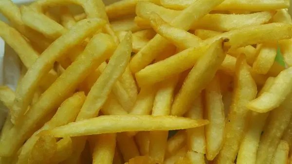 Vista de perto de batatas fritas ou fatias assadas — Fotografia de Stock