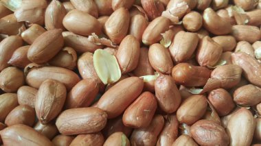 Closeup görünümünü karışık, kurutulmuş, soyulmuş ve soyulmamış kavrulmuş fıstık. 