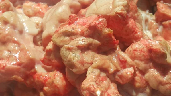 Czerwone świeże płuca mięso małe steki z białawy tłuszcz mięsny. — Zdjęcie stockowe