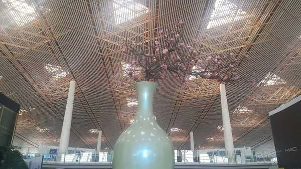 Krásný výhled na obrovskou květinové vázu ve velkém sále — Stock fotografie